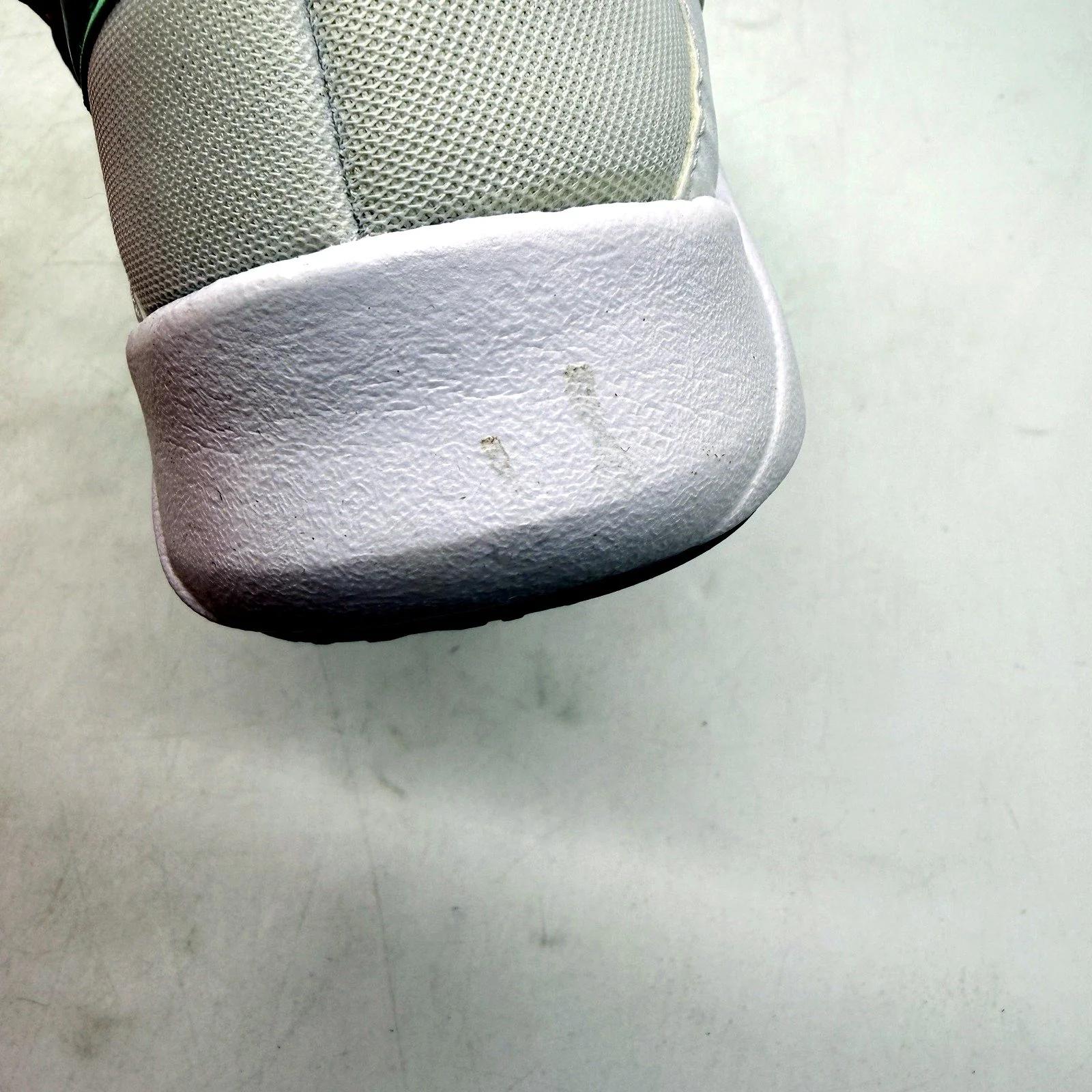 Nike Womens Legend Essential 2 Sneakers White Metallic Silver US 8 DEMO - Image 5