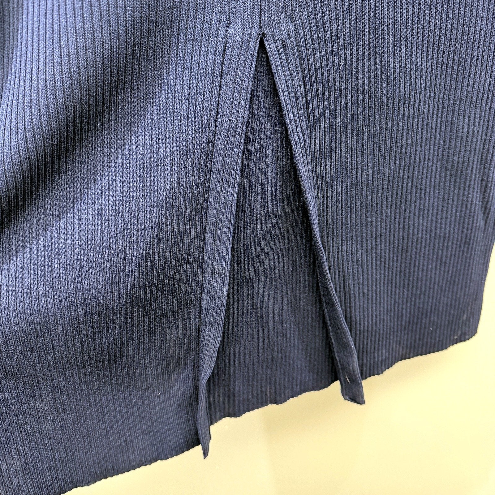Decjuba Womens Midi Ribbed Knit Skirt in Navy Blue, Size M - Image 5